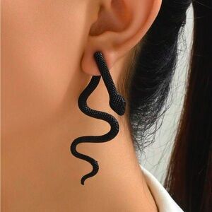 Patterned Snake Design Earrings Black